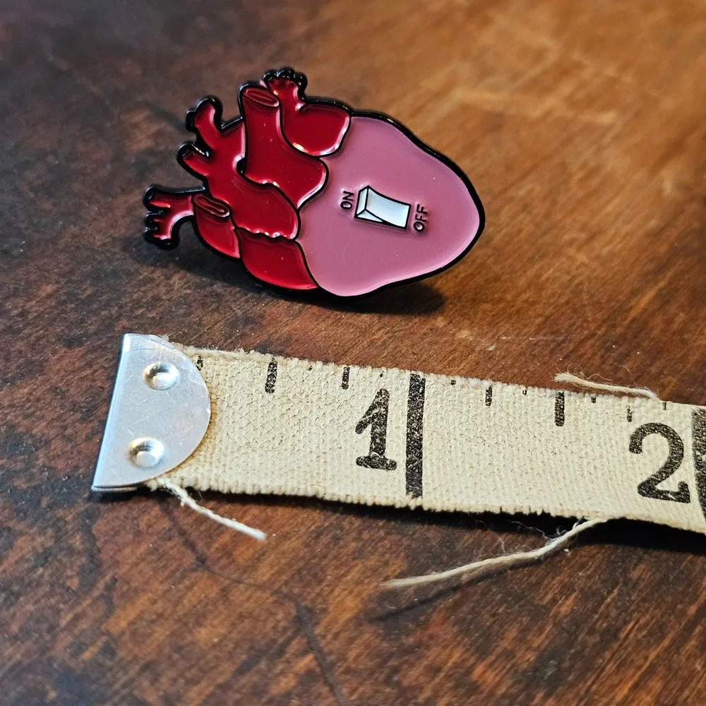 Lapel Pin Unisex OS Red Anatomical Heart On Off Switch Soft Enamel
